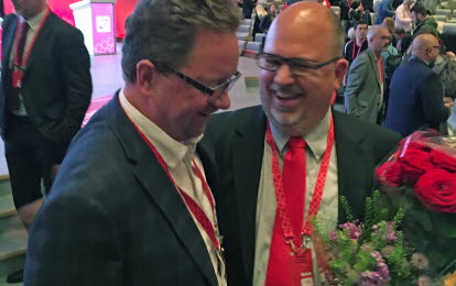 LO kongress Kålle vald gratuleras av Magnus Pettersson