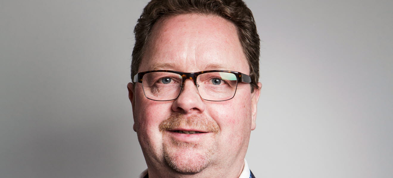 Porträtt forbundsordförande Magnus Pettersson. Han har glasögon.