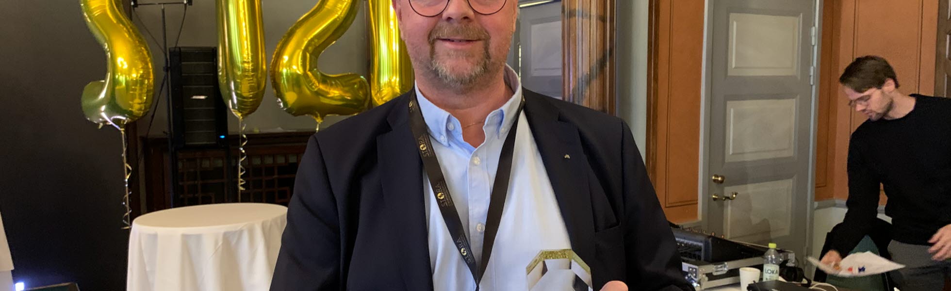 Fastighets ordförande Magnus Pettersson tog emot priset för 2020, som gick till alla Sveriges städare.