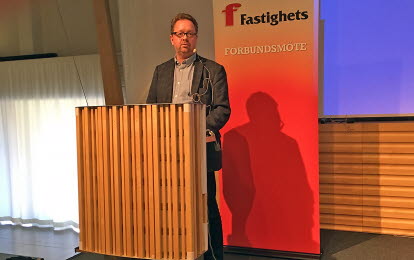 Magnus Pettersson i talarstolen förbundsmötet 2016 bred bild